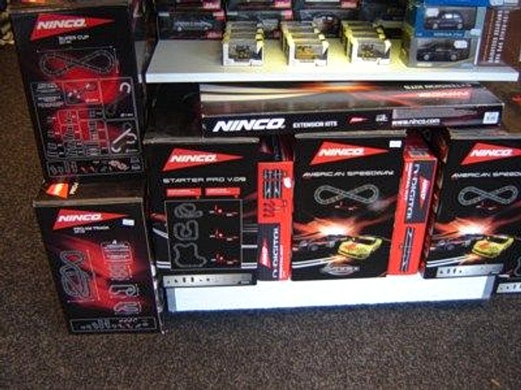 Slotracebaan opgesteld in de winkel