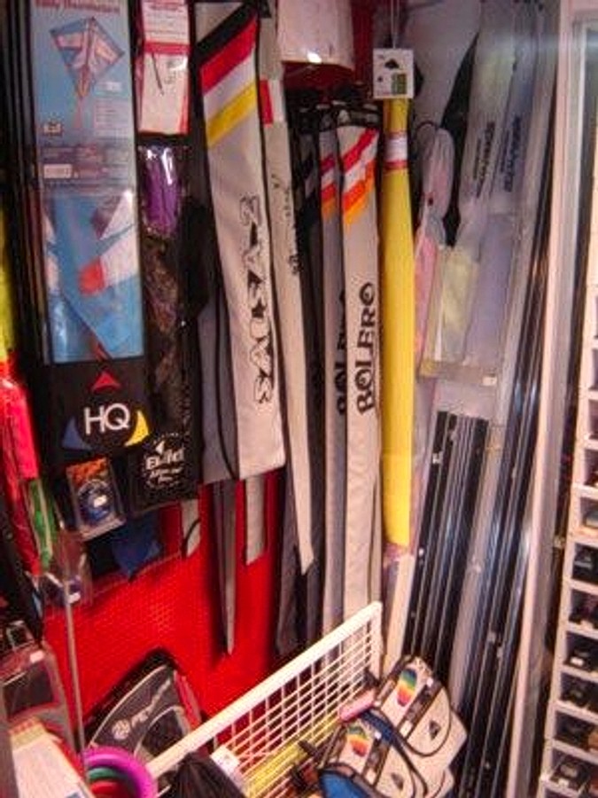 Vliegers in de winkel
