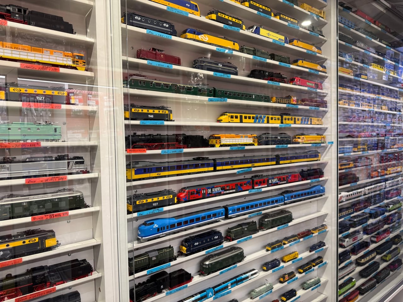 Modeltrein-stadje boven de vitrines