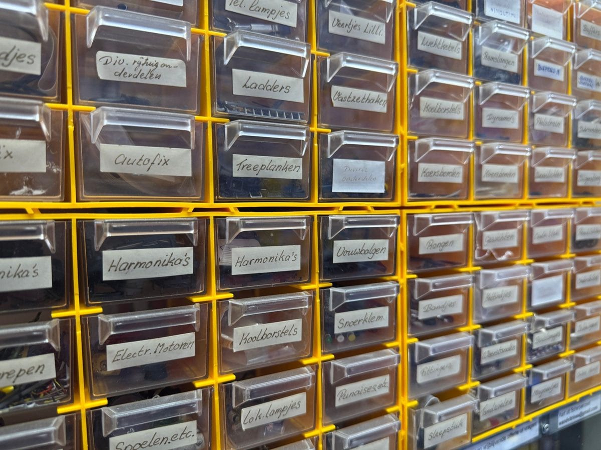 Onderdelenladenkast met handgeschreven labels